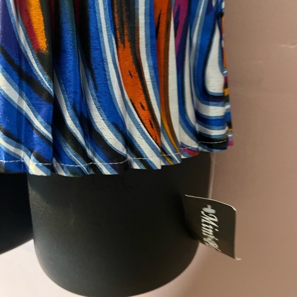 NWT Colorful artsy Pleated Stretchy Top beautiful  short sleeve M/L - Picture 7 of 10
